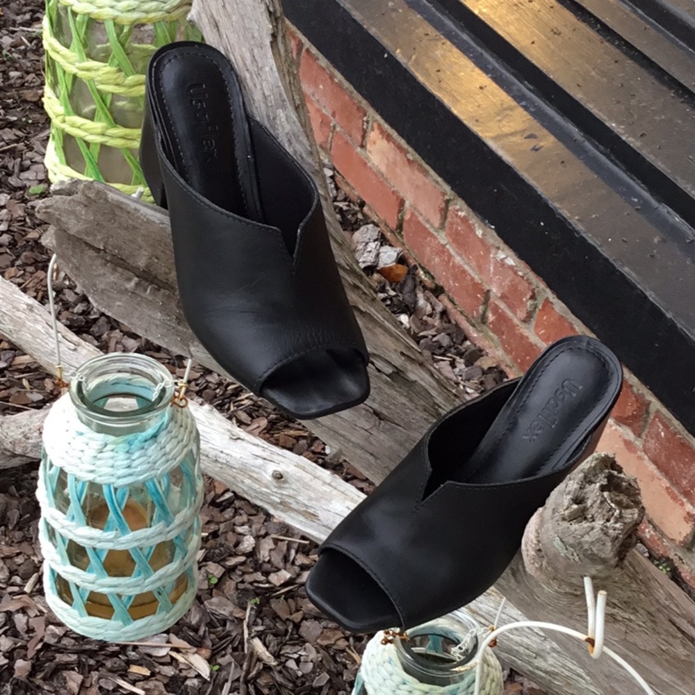 Leather Clog in Black